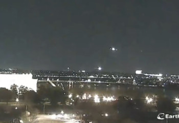 Жолаушылар ұшағы тікұшақпен соқтығысты