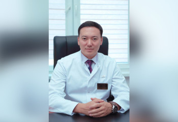 Врач из Жетысу спас жизнь пассажира на борту самолета из Мекки