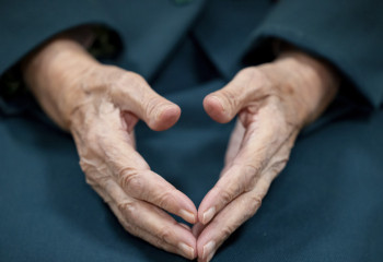 94-летняя бабушка потерялась и плакала на улицах Актобе