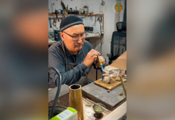 Kazakh craftsman makes jewelry for Queen of Jordan
