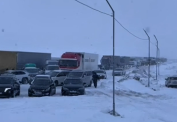 Непогода в области Абай: колонну из 200 автомобилей сопровождает полиция