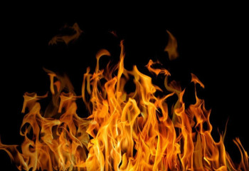 Өскеменде жас жігіт үш туысын балталап, үйді өртеп кеткен