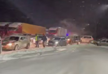 Более 100 автомобилей застряли на выезде из Аягоза из-за метели