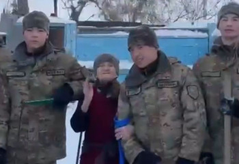 Ұландық сарбаздар қарияның ауласын қардан тазартты