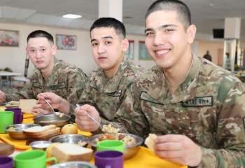 Сарбаздар енді қазақша ет, сірне және бауырсақ жейтін болады