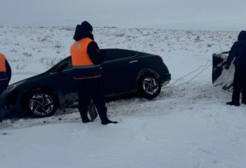 Қарағанды облысында қар құрсауында қалған екі адам құтқарылды