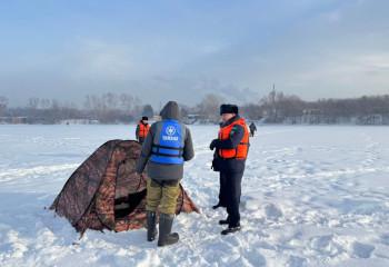 По тонкому льду: об опасностях зимней рыбалки напомнили спасатели