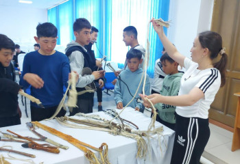 В память о прошлом: ученики области Абай плетут камчи во время перемены