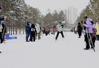 Семейный отдых на соревнованиях: в Астане для семей военнослужащих организовали лыжную гонку