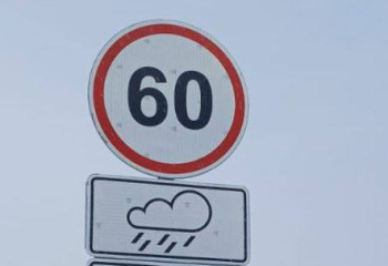 Қалың қар: Ақмолада полицейлер жолдарда бақылауды күшейтті