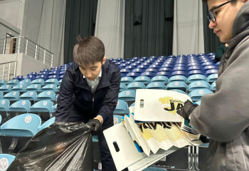Астанада Дэвис кубогынан кейін жанкүйерлер залдағы қоқысты жинады
