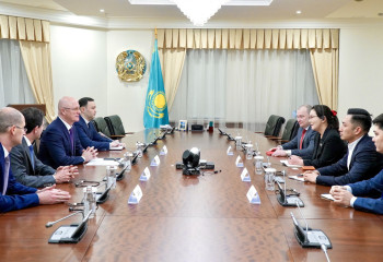 Роман Скляр Samsung компаниясы президентімен кездесті