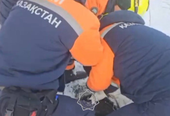 СҚО-да құтқарушылар ер адамды суға толы шұңқырдан шығарды