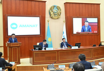 «AMANAT»: Заң такси жүргізушілерінің күнделікті табысына теріс әсер етпеуі керек