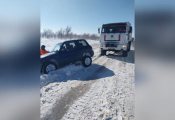 Спасатели МЧС эвакуировали девять человек из снежного заноса