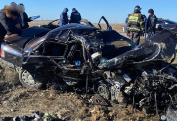 6 человек погибли на месте, 4 госпитализированы: лобовое столкновение двух авто произошло в Туркестанской области