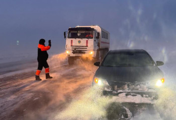 ТЖМ құтқарушылары жолда қалған бірнеше көлікті қар құрсауынан шығарды