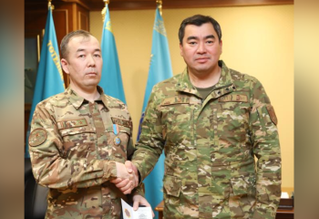 Министр по ЧС наградил героя, спасшего людей в ДТП в Астане