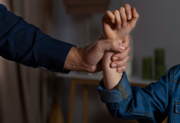 16 жастағы қыздың жыныстық құлдыққа түсуі: білім беру саласының жауапты тұлғалары жұмыстан қуылды