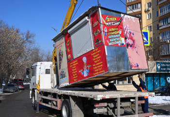 Незаконные объекты торговли массово демонтируют в Алматы