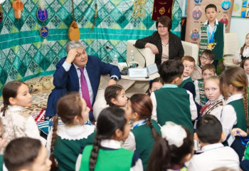 ШҚО әкімі өзіне хат жолдаған оқушы қызбен кездесті