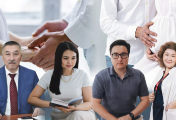 Әйел босанар кезде ер адамның серіктес болуы қаншалықты дұрыс? Мамандар жауап берді