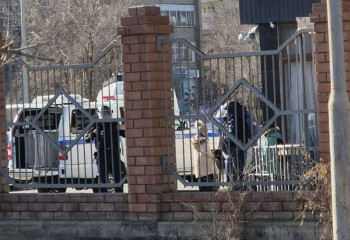 Атыраудағы мектепті полиция қоршауға алды