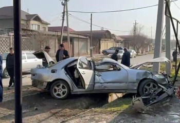 Шымкентте көлік бағанаға соғылды: жүргізуші 10 метрге ұшып кетті