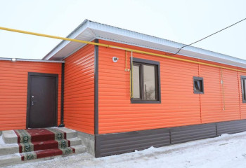 Ақтөбеде фермер өз қызметкерлеріне үй салып берді