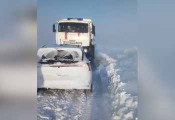 Спасатели МЧС вытащили из снежного плена авто с пассажирами в Карагандинской области