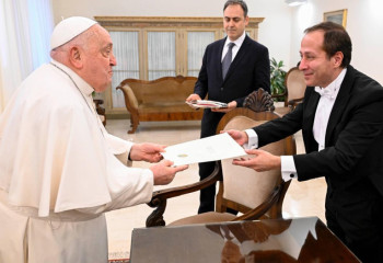 Ambassador of Kazakhstan to Vatican presents credentials to Pope Francis