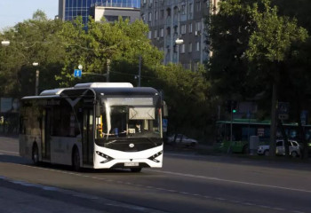 Ақтөбеде жолақы төлемеген оқушыға автобус жуғызған