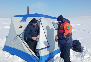 «Осторожно, тонкий лёд!»: в ВКО массово проверяют зимние водоёмы