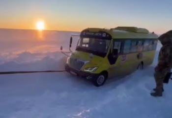 В Костанайской области спасатели эвакуировали 11 детей из снежного заноса