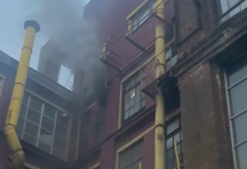 В Москве горит бывший завод: десятки людей заблокированы внутри