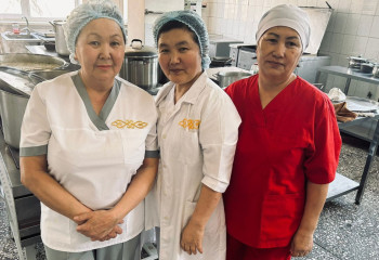 Песни на кухне: повара Национального госпиталя лечат пациентов добрым настроением