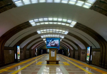 Алматинский метрополитен тестирует ограждения с двойной функцией на конечной станции