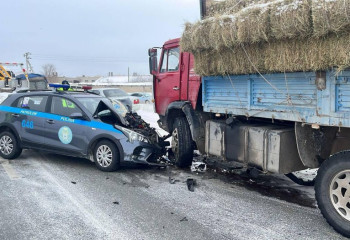 Семейде полиция автокөлігі КамАЗ-бен соқтығысты