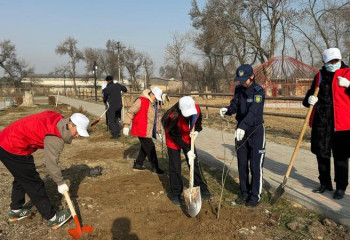 «Таза Қазақстан»: юные полицейские в Жетысае приняли участие в субботнике