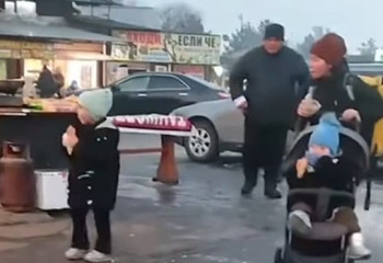 Екі баласымен курьер боп жүрген жалғызбасты анаға депутат пәтер сыйлады