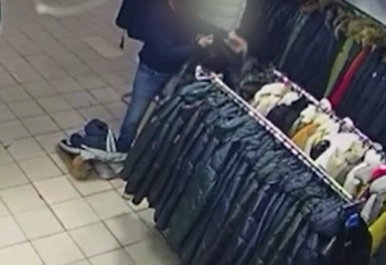 Посетитель магазина в Астане одел куртку с витрины на себя и ушел, не заплатив