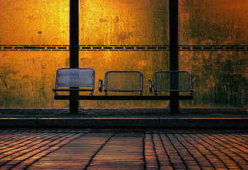 Астанада ер адам аялдаманың әйнегін баспен ұрып сындырып тастады