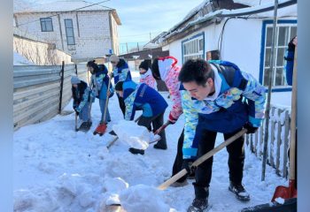 Столичные волонтеры очистили от снега дворы 15-ти одиноких пенсионеров