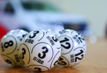 Қытайда әйел ұтыс билетін тауып алып, оны полицияға тапсырған