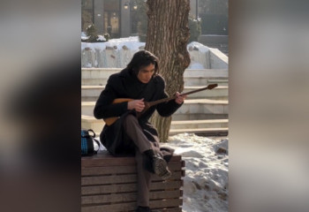 Японский музыкант Акира Такегучи дал концерт на домбре на алматинском Арбате