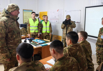 Қорғаныс министрі сұраққа дұрыс жауап берген сарбазға 10 күн демалыс берді