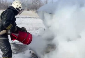 Огнеборцы МЧС потушили горящее авто