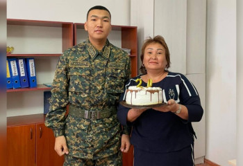 Әскердегі сарбазға анасы тосын сый жасады