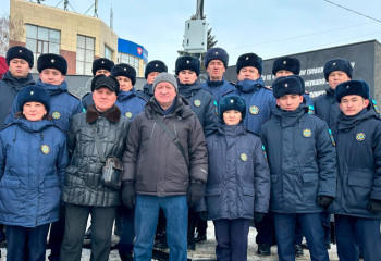 В память о воинах-интернационалистах: спасатели ДЧС ВКО возложили цветы к памятнику воинам-афганцам