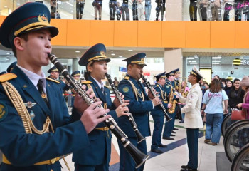 Военные музыканты посвятили концерт Дню Победы